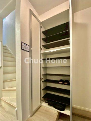 【玄関】 | 足立区神明2丁目新築分譲住宅 | 【玄関】玄関には大型のシューズクローゼットを設置しておりますのでいつでもスッキリりとした空間を保てます。玄関周りを清潔に使うのはとても大事なことですよね。