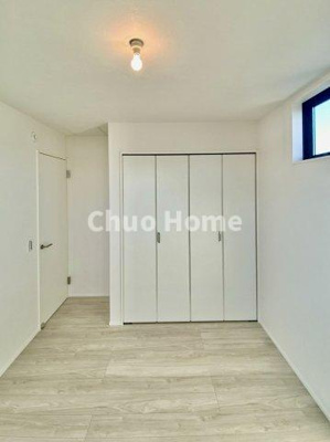 【寝室】 | 足立区神明2丁目新築分譲住宅 | 【寝室】心と体をゆったりと安らげる主寝室。寝室のゆとりが大きい分だけ、暮らしの安らぎは深まります。一日の疲れを癒すだけでなく、ご夫婦の親密な語らいを紡ぎ出します