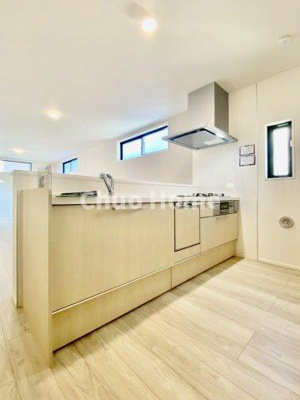 【キッチン】 | 足立区神明2丁目新築分譲住宅 | ワイドで収納豊富なシステムキッチン