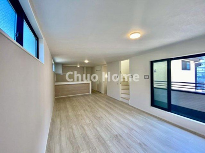 【キッチン】 | 足立区神明2丁目新築分譲住宅 | 視界に広がりを生むオープンなキッチン。料理や片付けをしながら、家族との会話を楽しんだり、リビングで遊ぶ子どもを見守れます。ご見学時には家具の配置などもイメージしながらぜひご覧になって見て下さい。