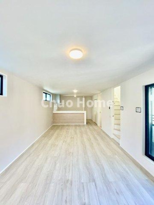 【ダイニング】 | 足立区神明2丁目新築分譲住宅 | 【ダイニング】忙しい朝でも、しっかり家族が揃って食事をして頂けるゆとりある大きさのダイニングスペース。奥様が作る手料理をカウンター越しに受けとって頂き、テーブルで囲む素敵な時間を存分に愉しんで下さい。