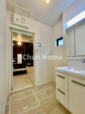 【ランドリースペース】 | 足立区神明2丁目新築分譲住宅 | 【ランドリースペース】担当者がスケールを持ち歩いておりますので、ご見学時には現在お使いの洗濯機などがきちんと収まるかなどもチェックして下さい。見学前に測っておくと非常に便利だと思います。