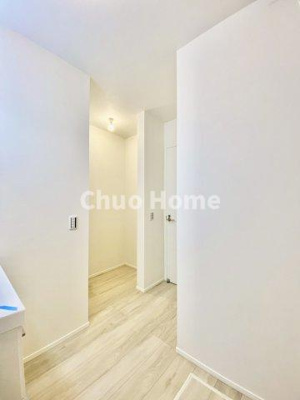 【脱衣所】 | 足立区神明2丁目新築分譲住宅 | 【洗面所】明るい洗面所は朝をすっきりさせてくれる空間です。バタバタしている忙しい朝でも収納が多い洗面台では短い時間で効率良く支度ができます。