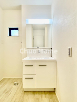 【独立洗面台】 | 足立区神明2丁目新築分譲住宅 | 【洗面化粧台】洗面化粧台には三面鏡を採用。身だしなみを整えやすい事はもちろんですが、鏡の後ろに収納スペースを設ける事により、散らかりやすい洗面スペースをすっきりさせる事が出来るのも嬉しいですね