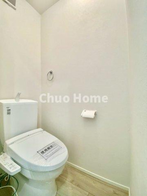 【トイレ】 | 足立区神明2丁目新築分譲住宅 | 【トイレ】温水洗浄便座機能付きトイレ。温水洗浄便座は清潔にお使いいただくための大切なアイテムです。