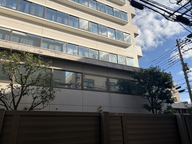 メゾンプリマベーラの展望|フェンスがあり外からの視線を感じません。上側は少し空が見えます。