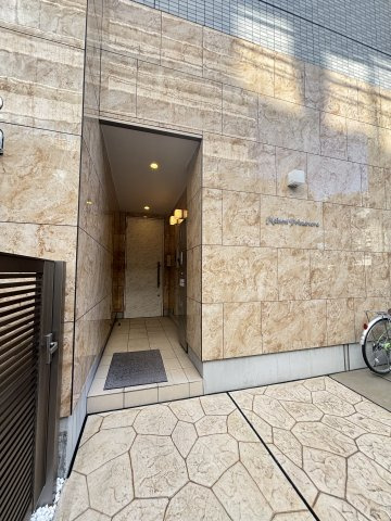 メゾンプリマベーラのエントランス|高級感のあるタイルデザインです！