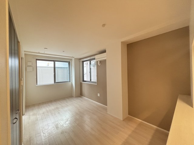 メゾンプリマベーラの居間・リビング|2面採光で日当たりも◎防犯シャッター付です。