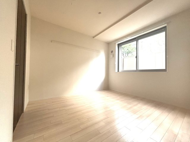 メゾンプリマベーラの居間・リビング|洋室　日当たり良好　WICもあります