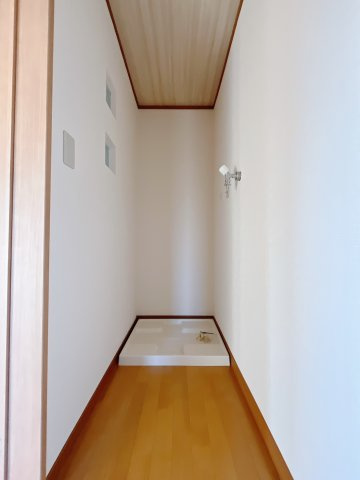 【中古戸建】児玉郡美里町大字阿那志の独立洗面台|■洗濯置き場｜室内に洗濯置き場をご用意しております♪毎日のお洗濯も安心です！