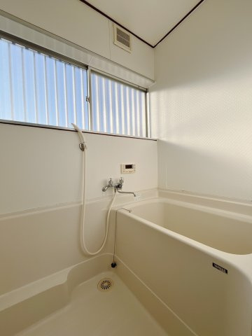 【中古戸建】児玉郡美里町大字阿那志の浴室|■浴室｜デザイン性に優れた浴室♪1日の疲れを癒す、ゆったりとしたバスタイムをぜひお過ごしください(*＾＾*)大きな窓付きで嬉しい♪