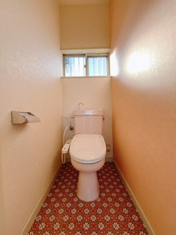 【中古戸建】児玉郡美里町大字阿那志のトイレ|■トイレ｜窓付きのトイレになっています。常に換気もできますので、いつでも綺麗を保てます！