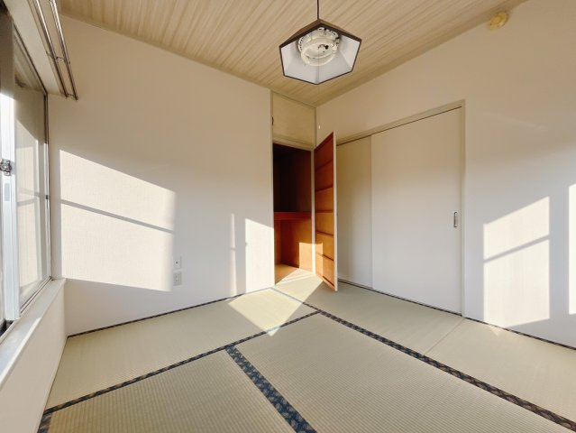 【中古戸建】児玉郡美里町大字阿那志の和室|■1階和室｜和室を書斎にしたり、冬にはコタツを敷いて家族みんなで年越しをするのもいいですね。家族みんなのお気に入りの空間になります♪