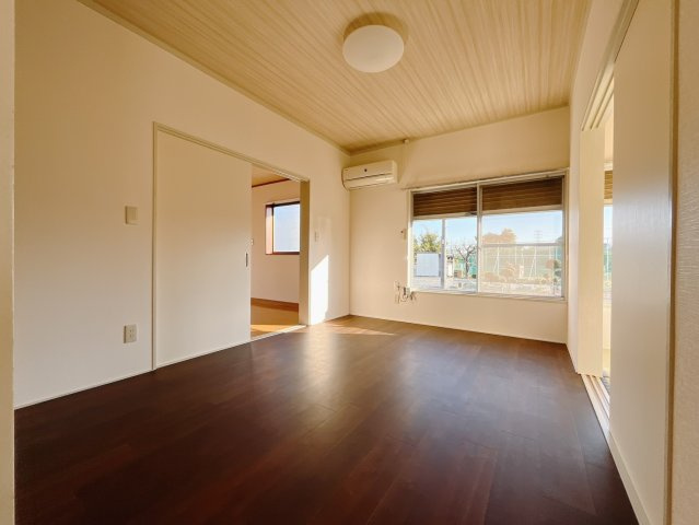 【中古戸建】児玉郡美里町大字阿那志の洋室|■1階洋室｜お子様の一人部屋にピッタリな洋室。木のぬくもりを感じるフローリングは、天然木の味わいが時とともに深みを増していきます。また、傷にも強く、フリーワックスでお手入れもラクラクです♪