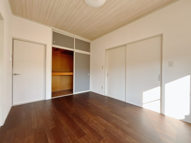 【中古戸建】児玉郡美里町大字阿那志の洋室|■1階洋室｜ナチュラルカラーの床です。模様替えなどとても楽しく工夫できます♪陽当たり、風通しもとても良いので毎日快適な生活スタートです！子供部屋にも良いですね♪