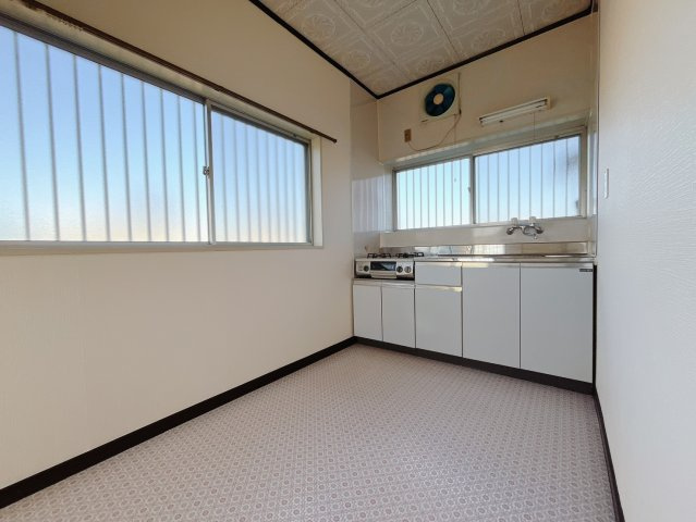 【中古戸建】児玉郡美里町大字阿那志のキッチン|■キッチン｜ワークトップの幅が広く、お子様といっしょにお料理をつくったり、ちょっとしたパーティーも楽しめます。フラットなのでお掃除がしやすいのもポイントです♪