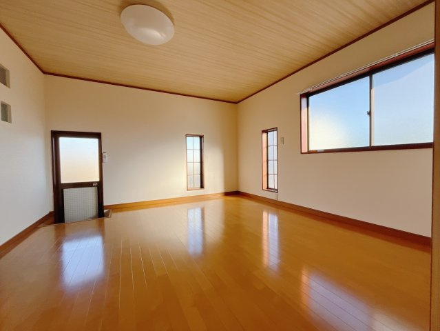 【中古戸建】児玉郡美里町大字阿那志の居間・リビング|■洋室｜陽当たり良好のお部屋♪賃貸では叶わなかった、お友達とのホームパーティや大音量で映画やテレビを楽しむことができます(*^^*)