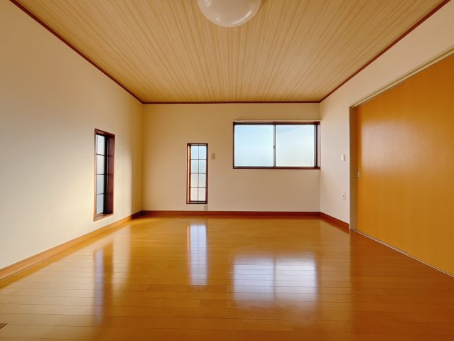 【中古戸建】児玉郡美里町大字阿那志の洋室|■洋室｜落ち着きのある表情を見せる空間。太陽の光がたっぷり差し込むお部屋は、自然とご家族が集まる居心地の良い空間です。