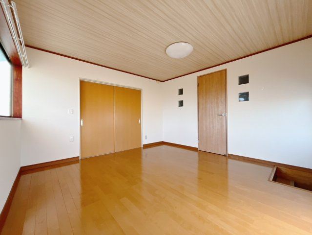 【中古戸建】児玉郡美里町大字阿那志の洋室|■洋室｜家族でゆったりくつろげる、居心地の良い空間♪賃貸と違って、テレビや音楽の音を気にしなくて良いことが嬉しいですね(*＾＾*)