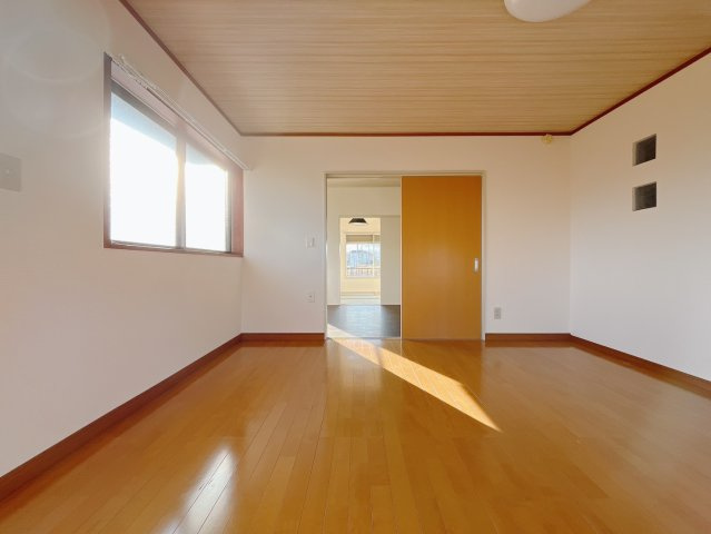 【中古戸建】児玉郡美里町大字阿那志の居間・リビング|■リビング｜大きい窓からあたたかいたっぷりの光が入ります♪開放的な空間で毎日をもっと快適に♪