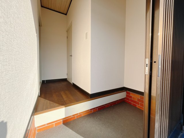 【中古戸建】児玉郡美里町大字阿那志の玄関|■玄関｜「玄関から、我が家を心地よく。自然の風や光を感じられる気持ちのいい玄関へ。」永く居心地のいい暮らしを演出する快適性能と安心を両立させたドアを採用しました！