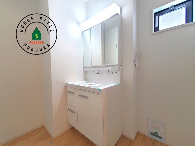 福岡市南区警弥郷2丁目第3-2棟（1号棟）　の内観：施工例|毎日使うものだから清潔な空間を保ちたい水回り。洗面にはそんな願いを解消させてくれる収納アイデアが満載です。三面鏡の裏側にはキャビネットが現れ小物から背の高い物まで収納できます。