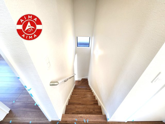 福岡市南区警弥郷2丁目第3-2棟（1号棟）　の内装|＜手すり付階段＞手すりがないと階段の昇り降りで危険なことはもちろん、壁に手をつきながら歩くことで壁紙が汚れやすくなります。すべての方に快適に昇り降りしていただくため、手すりを設置しました。