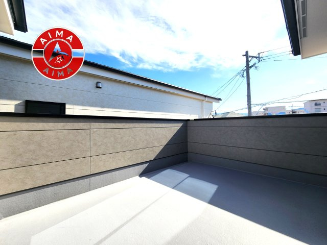 福岡市南区警弥郷2丁目第3-2棟（1号棟）　のバルコニー|風をしっかりと感じられるバルコニーでは、毎日が洗濯日和です。広々としているので洗濯も楽しくなるでしょうし、気分転換にバルコニーからの眺めを楽しむのもいいでしょう。
