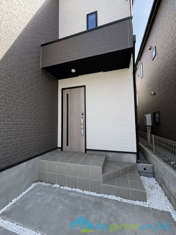 伊勢原市下糟屋2期　新築戸建　全5棟2号棟の玄関