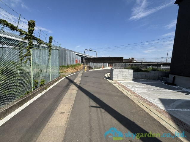 伊勢原市下糟屋2期　新築戸建　全5棟2号棟の前面道路含む現地写真