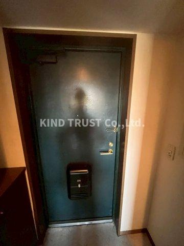 リーガル北梅田の玄関|収納もある玄関です