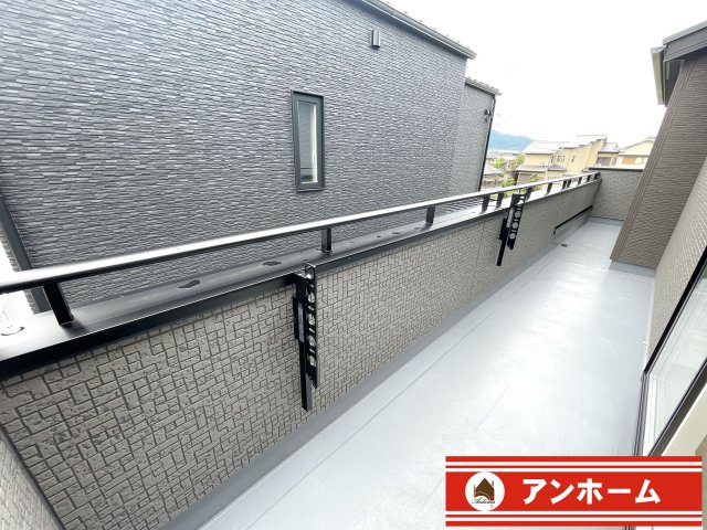 大和高田市西坊城2号棟のバルコニー|外からの目が気にならないバルコニーで洗濯物が干せます