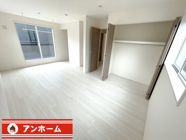 大和高田市西坊城2号棟の洋室|落ち着いた色調の洋室です