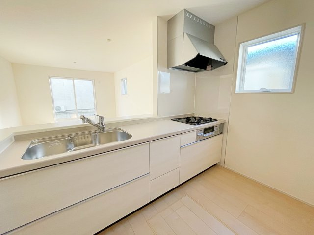 新築戸建・新築建売　いわき市勿来町関田西２丁目１期　勿来二小・勿来二中のキッチン|明るいホワイトトーンの対面式キッチンで、料理中もリビングの様子が見えて安心です♪