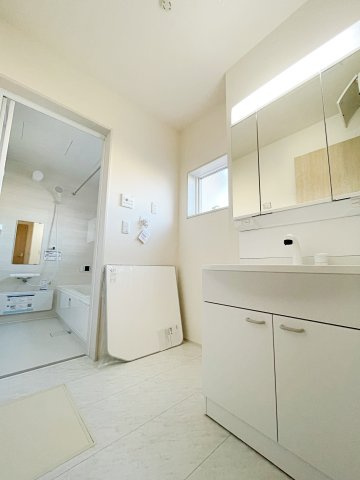 新築戸建・新築建売　いわき市勿来町関田西２丁目１期　勿来二小・勿来二中の独立洗面台|三面鏡タイプの独立洗面台で、身だしなみチェックも収納力も◎洗面まわりもすっきり清潔に保てます！