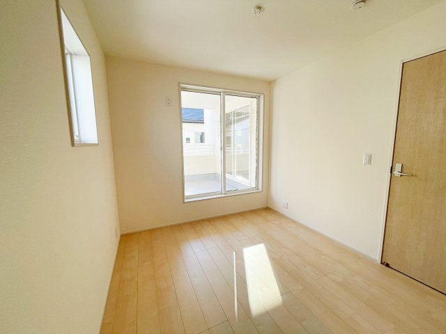 新築戸建・新築建売　いわき市勿来町関田西２丁目１期　勿来二小・勿来二中の洋室|ナチュラルな光が差し込む2面採光の洋室です！ホワイト基調で清楚感たっぷり♪