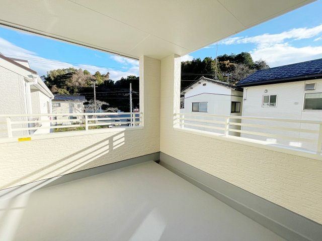 新築戸建・新築建売　いわき市勿来町関田西２丁目１期　勿来二小・勿来二中のバルコニー|インナーバルコニーは天候に左右されずに、プライベートな空間でくつろぎや洗濯物干しに最適！