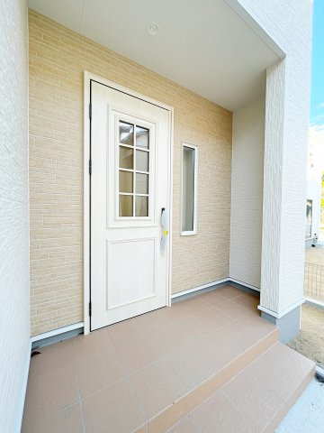 新築戸建・新築建売　いわき市勿来町関田西２丁目１期　勿来二小・勿来二中の玄関|奥行きがあるので雨が降っても開閉に心配ありません！