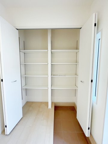 新築戸建・新築建売　いわき市勿来町関田西２丁目１期　勿来二小・勿来二中の収納|可動棚付きなので物の大きさによって高さを変えられるので便利！