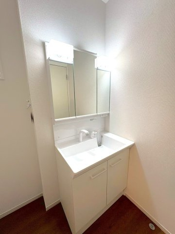 リビング２１帖４ＬＤＫ◆地下鉄線＆京阪線「御陵」駅徒歩２分◆駐車３台可能◆山科区御陵原西町２期の洗面所|独立洗面化粧台
