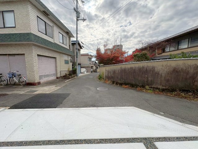 リビング２１帖４ＬＤＫ◆地下鉄線＆京阪線「御陵」駅徒歩２分◆駐車３台可能◆山科区御陵原西町２期の外観|前道