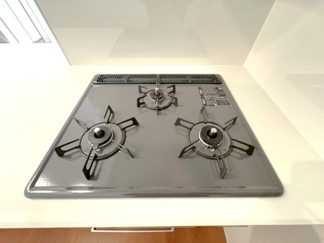 リビング２１帖４ＬＤＫ◆地下鉄線＆京阪線「御陵」駅徒歩２分◆駐車３台可能◆山科区御陵原西町２期のキッチン|３口ガスコンロ