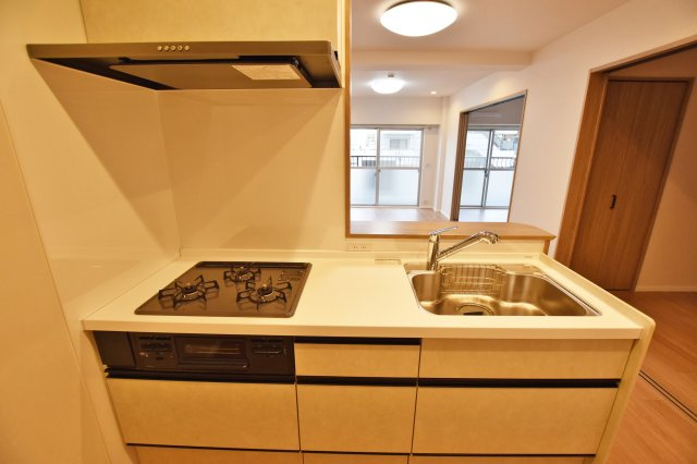 日商岩井グリーンサイドマンションのキッチン|キッチンからリビング全体が見渡せるので小さなお子様がいるご家庭でも安心です。