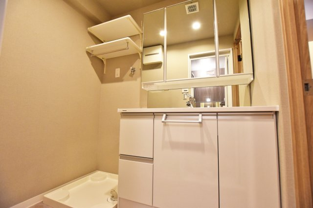 日商岩井グリーンサイドマンションの独立洗面台|三面鏡裏収納にはスキンケア化粧品等の小物を、ボウル下の収納スペースには洗剤やタオルなんかもしまえます。