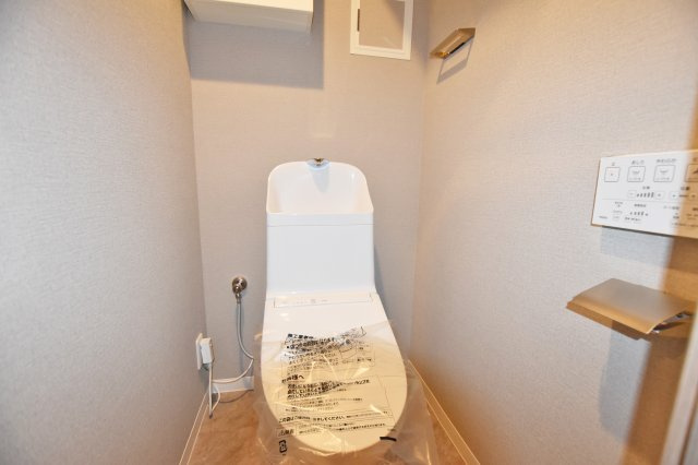 日商岩井グリーンサイドマンションのトイレ|一年中快適に利用できる温水洗浄便座付きトイレです。