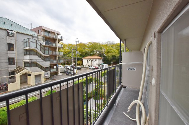 日商岩井グリーンサイドマンションのバルコニー|南向きバルコニーで洗濯物を干したらフカフカの仕上がりです。