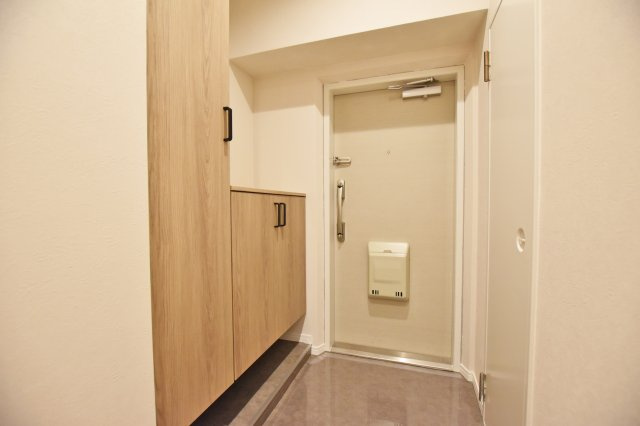 日商岩井グリーンサイドマンションの玄関|玄関には天井まで届く大きな収納スペースがあるので家族みんなの靴もスッポリ入ります。