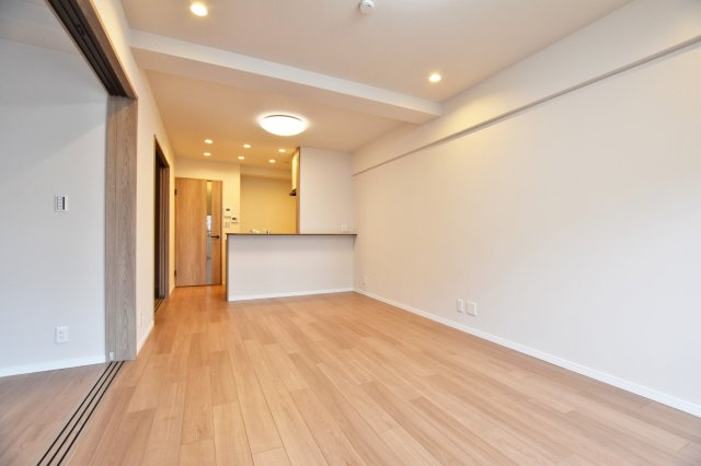 日商岩井グリーンサイドマンションの居間・リビング|14.5帖のリビングにはダイニングテーブル＆ソファーセットを配置しても余裕です。