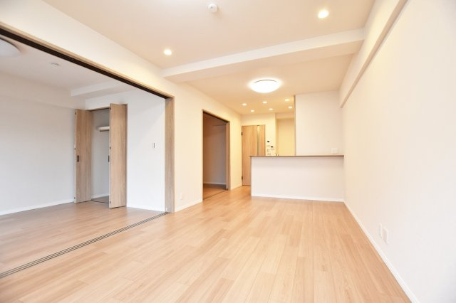 日商岩井グリーンサイドマンションの居間・リビング|2025年11月リフォーム済みの物件になります。即日のご内覧が可能ですのでお気軽にお問い合わせください。