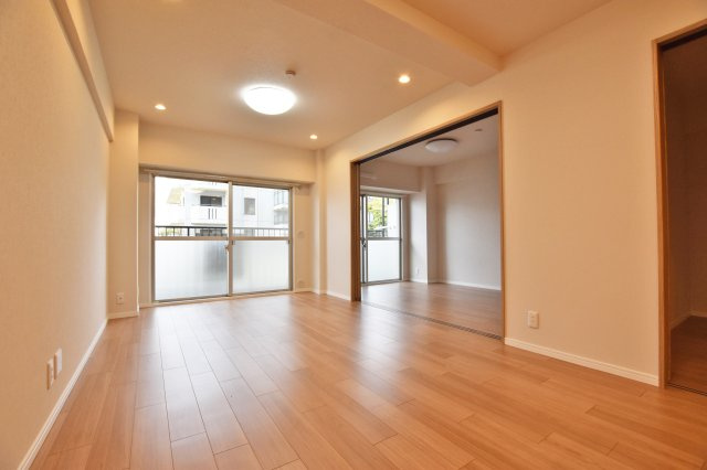 日商岩井グリーンサイドマンションの居間・リビング|南側に大きく開いた窓から明るい光が差し込む家族の寛ぎ空間ですね。